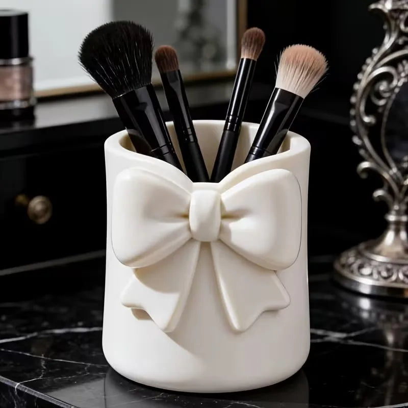 Organizador de maquillaje de escritorio con lazo, soporte para bolígrafos 3D, almacenamiento para brochas, brillo labial y herramientas para cejas, 1 unidad