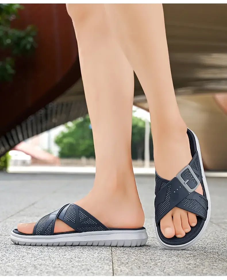 Chanclas transpirables de verano para hombre, zapatillas ligeras de secado rápido, cómodas chanclas para interiores y exteriores, zapatos de playa impermeables