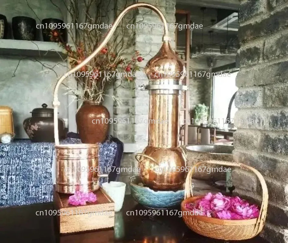 Cobre todavía para uso doméstico; dispositivo de destilación pequeño y antiguo con 2 litros; bomba de agua y tubería incluidos.