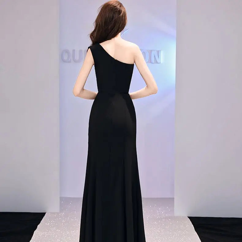 Vestido de noche de presentador, lujo ligero, vestido largo negro de un hombro de nicho, cola de pez, vestido de un hombro, mujer