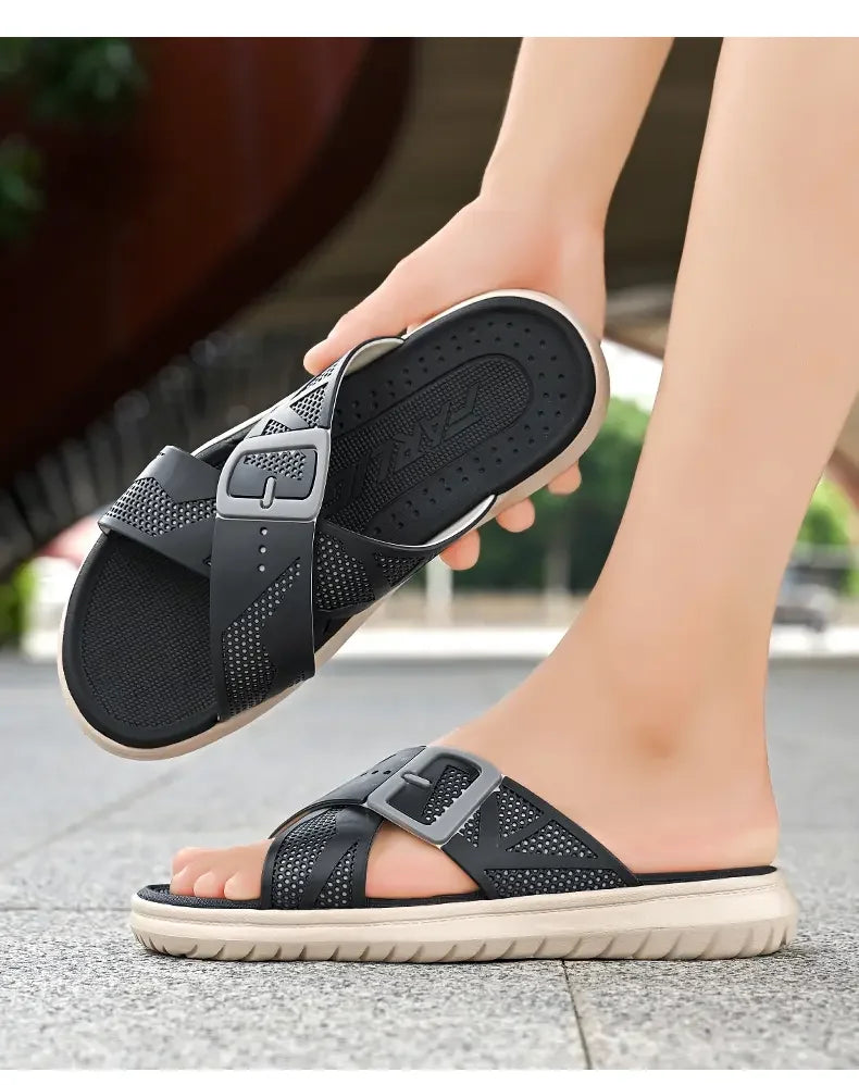 Chanclas transpirables de verano para hombre, zapatillas ligeras de secado rápido, cómodas chanclas para interiores y exteriores, zapatos de playa impermeables