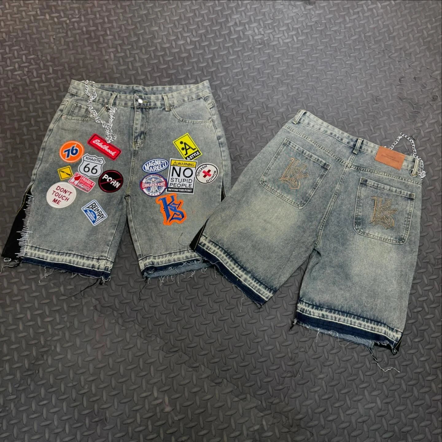 Ropa de calle, pantalones cortos vaqueros holgados de Fitness para hombres y mujeres, pantalones cortos vaqueros con parche gráfico de dibujos animados Harajuku Hip Hop, pantalones cortos góticos Retro azules