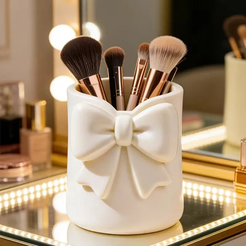 Organizador de maquillaje de escritorio con lazo, soporte para bolígrafos 3D, almacenamiento para brochas, brillo labial y herramientas para cejas, 1 unidad