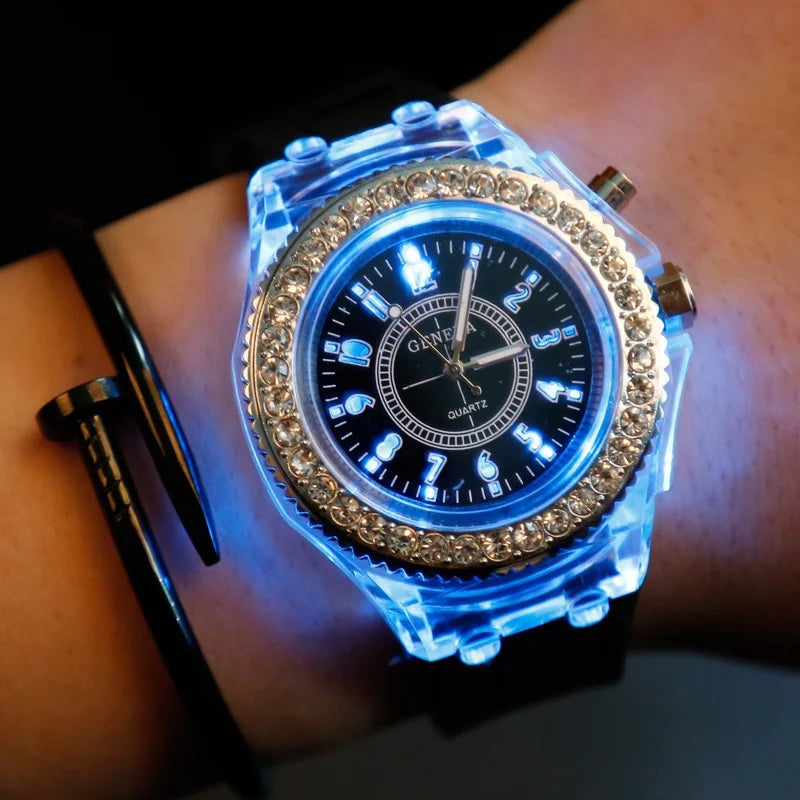 Relojes luminosos con destellos de luz LED para mujeres, hombres, niños y niñas, reloj de pulsera de silicona, reloj de diamantes de imitación a la moda, reloj para niños, reloj Saati