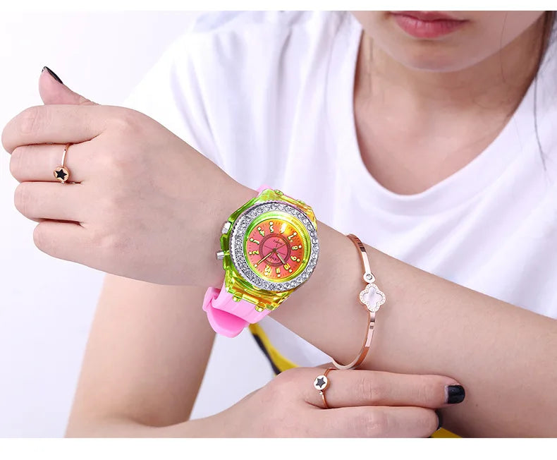 Relojes luminosos con destellos de luz LED para mujeres, hombres, niños y niñas, reloj de pulsera de silicona, reloj de diamantes de imitación a la moda, reloj para niños, reloj Saati