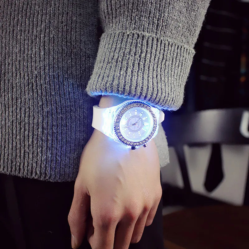 Relojes luminosos con destellos de luz LED para mujeres, hombres, niños y niñas, reloj de pulsera de silicona, reloj de diamantes de imitación a la moda, reloj para niños, reloj Saati