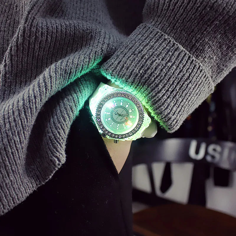 Relojes luminosos con destellos de luz LED para mujeres, hombres, niños y niñas, reloj de pulsera de silicona, reloj de diamantes de imitación a la moda, reloj para niños, reloj Saati
