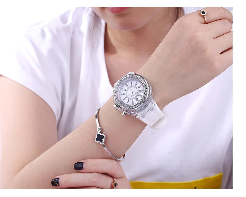 Relojes luminosos con destellos de luz LED para mujeres, hombres, niños y niñas, reloj de pulsera de silicona, reloj de diamantes de imitación a la moda, reloj para niños, reloj Saati