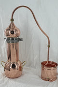 Cobre todavía para uso doméstico; dispositivo de destilación pequeño y antiguo con 2 litros; bomba de agua y tubería incluidos.