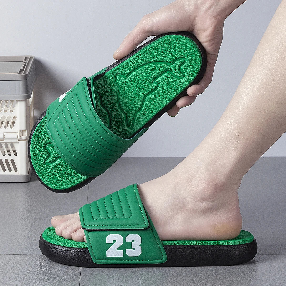 Chanclas transpirables de verano para hombre, zapatillas ligeras de secado rápido, cómodas chanclas para interiores y exteriores, zapatos de playa impermeables