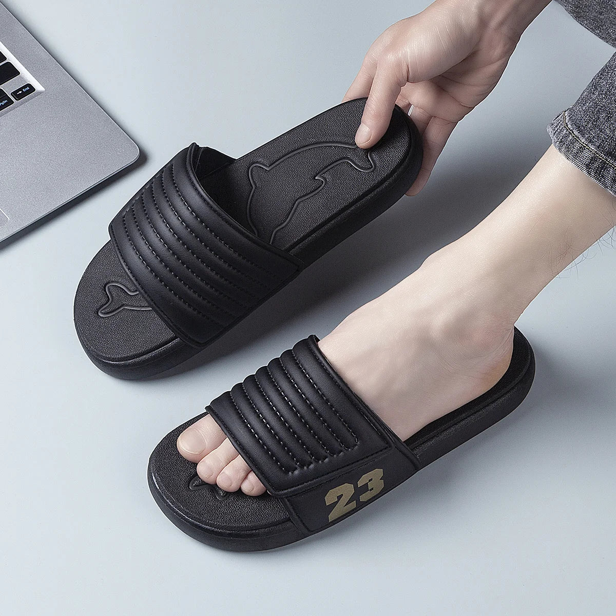 Chanclas transpirables de verano para hombre, zapatillas ligeras de secado rápido, cómodas chanclas para interiores y exteriores, zapatos de playa impermeables