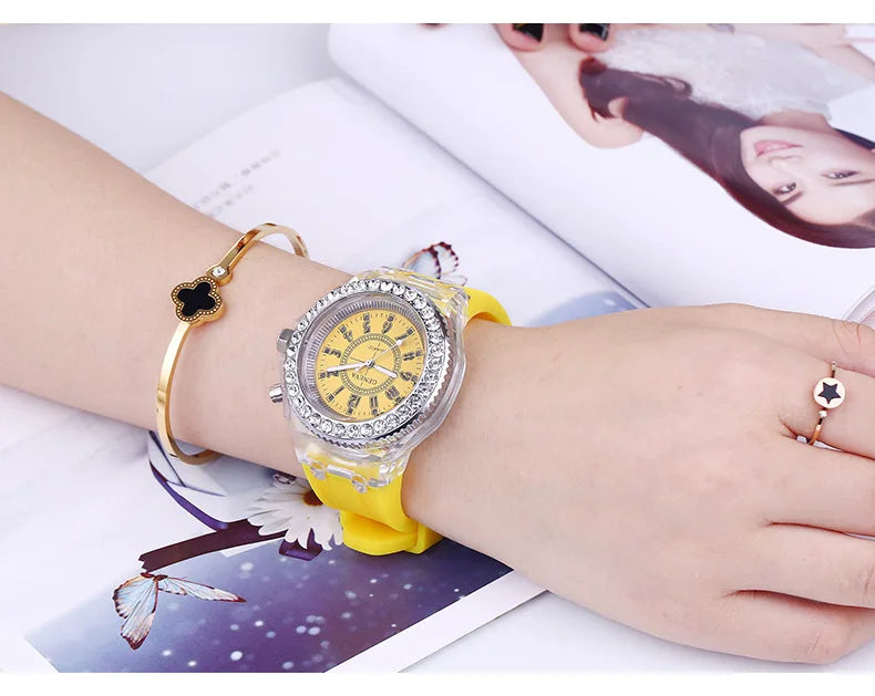 Relojes luminosos con destellos de luz LED para mujeres, hombres, niños y niñas, reloj de pulsera de silicona, reloj de diamantes de imitación a la moda, reloj para niños, reloj Saati