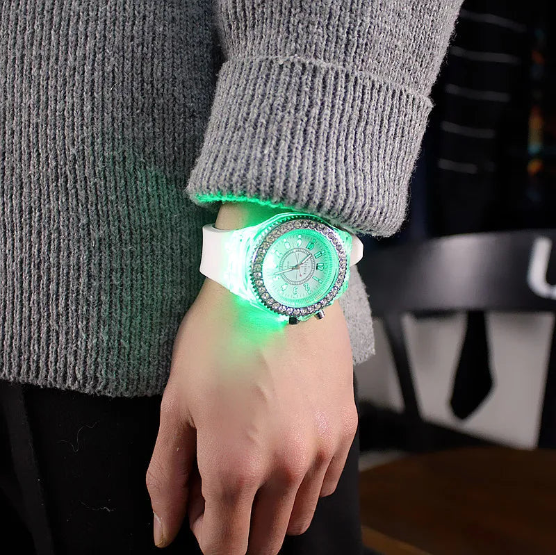 Relojes luminosos con destellos de luz LED para mujeres, hombres, niños y niñas, reloj de pulsera de silicona, reloj de diamantes de imitación a la moda, reloj para niños, reloj Saati