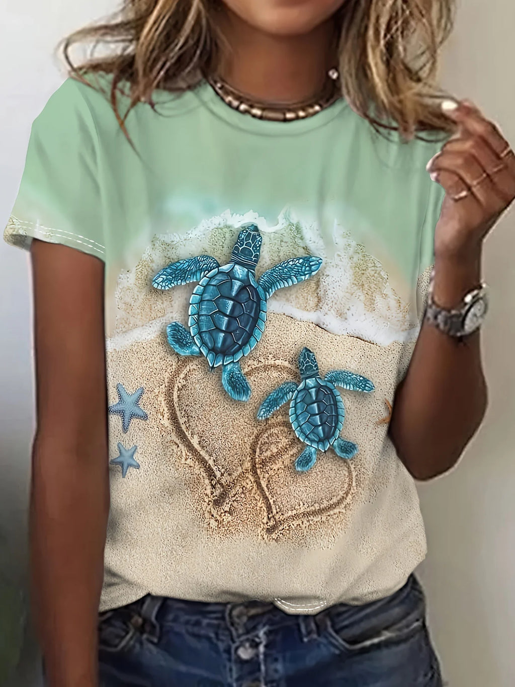Camiseta de Mujer Mint Beach Turtle - Estampado de Tortuga Azul y Corazón de Arena, Diseño de Vacaciones Costeras para Uso Diario Informal