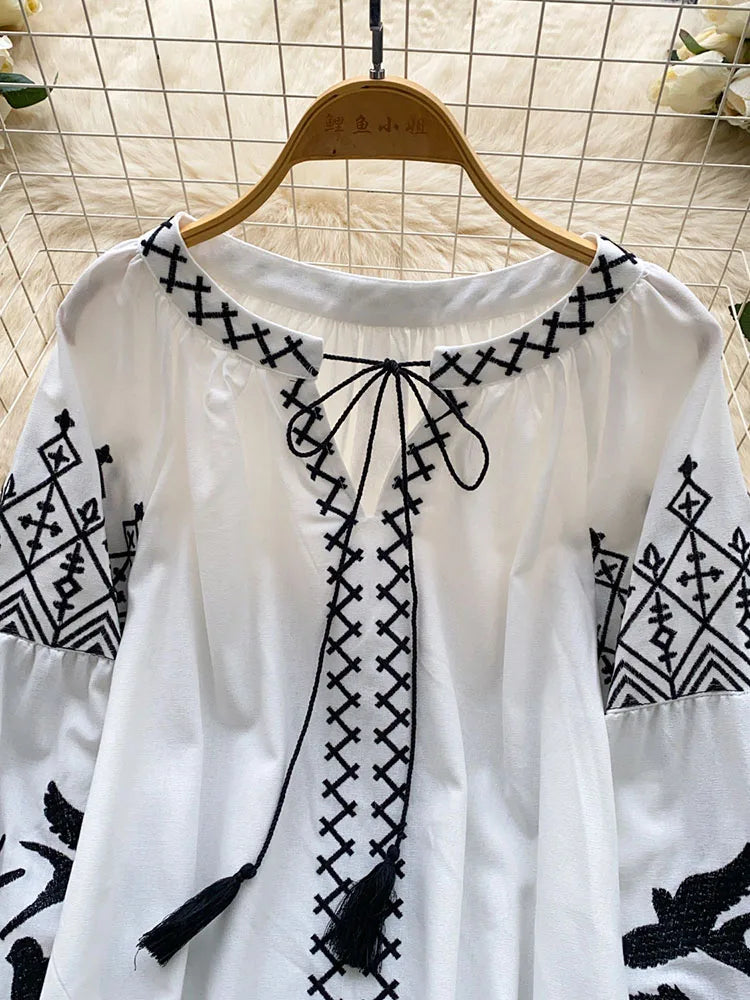 Blusa de Otoño para Mujer, Estilo Bohemio, Cuello en V, Bordada, Estilo Coreano, Manga Larga, Holgada, con Diseño de Borlas, Top Étnico BL338