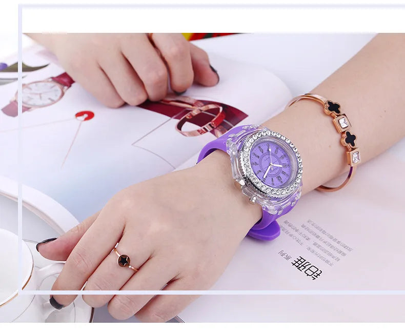 Relojes luminosos con destellos de luz LED para mujeres, hombres, niños y niñas, reloj de pulsera de silicona, reloj de diamantes de imitación a la moda, reloj para niños, reloj Saati