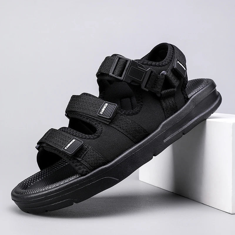 Un par de sandalias transpirables simples y modernas para verano, resistentes al desgaste, ligeras, informales, listas para la playa, zapatos versátiles para conducir para hombres