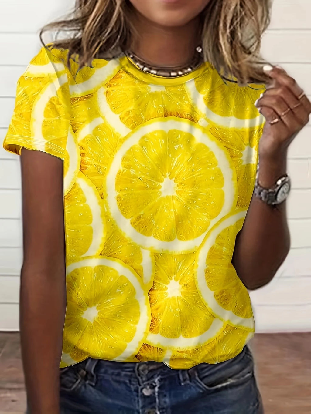 Mantén tu look adorable sin esfuerzo con esta camiseta suave con estampado de margaritas. Base azul claro con margaritas blancas, cuello redondo, manga corta, transpirable, c