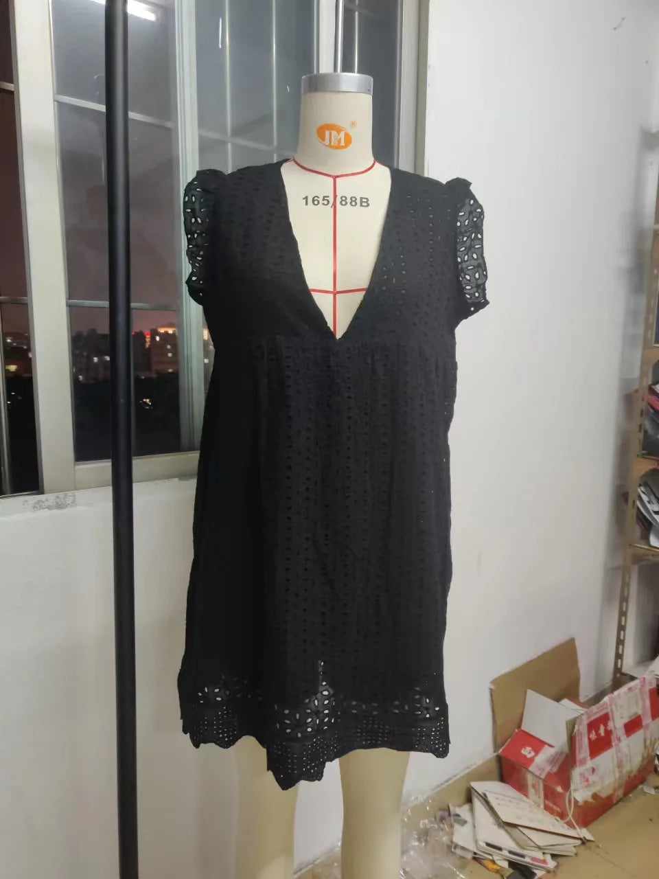 Nuevo temperamento de moda de verano para mujer, vestido informal y sexy con cuello en V hueco de jacquard de encaje de color sólido para ir al trabajo