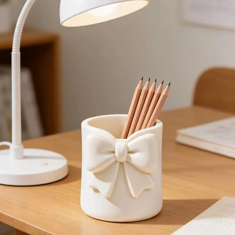 Organizador de maquillaje de escritorio con lazo, soporte para bolígrafos 3D, almacenamiento para brochas, brillo labial y herramientas para cejas, 1 unidad