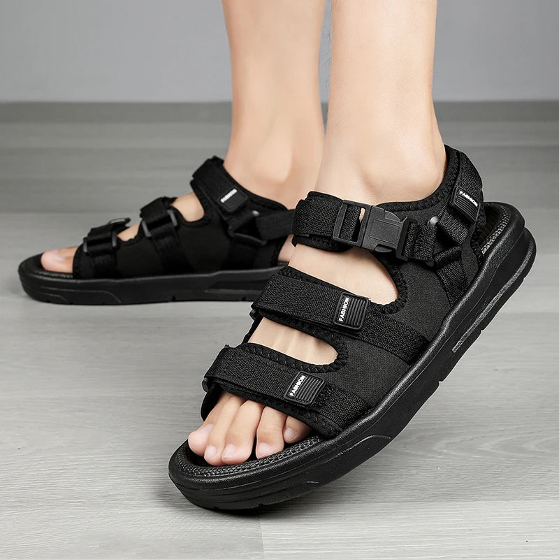 Un par de sandalias transpirables simples y modernas para verano, resistentes al desgaste, ligeras, informales, listas para la playa, zapatos versátiles para conducir para hombres