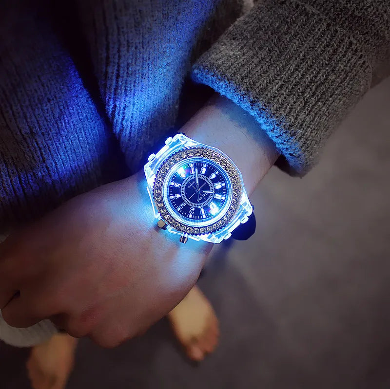 Relojes luminosos con destellos de luz LED para mujeres, hombres, niños y niñas, reloj de pulsera de silicona, reloj de diamantes de imitación a la moda, reloj para niños, reloj Saati