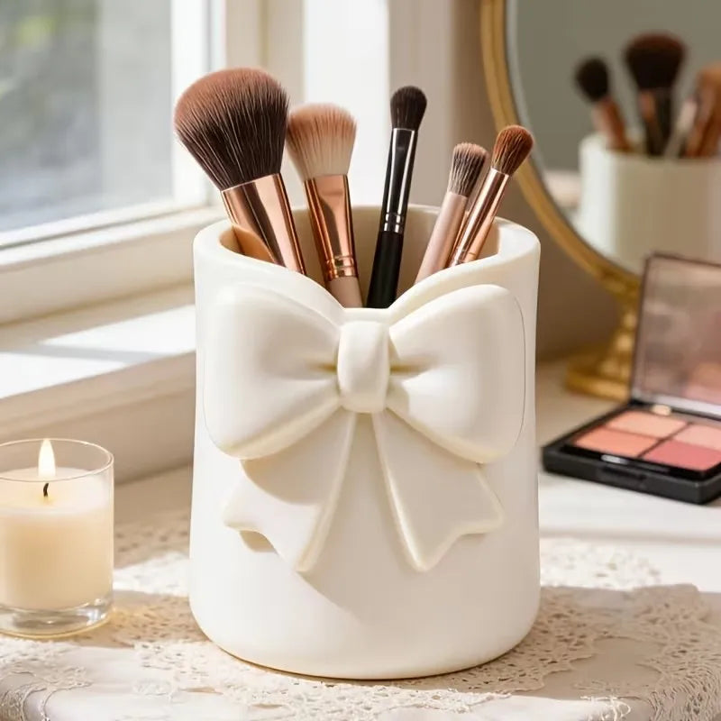 Organizador de maquillaje de escritorio con lazo, soporte para bolígrafos 3D, almacenamiento para brochas, brillo labial y herramientas para cejas, 1 unidad