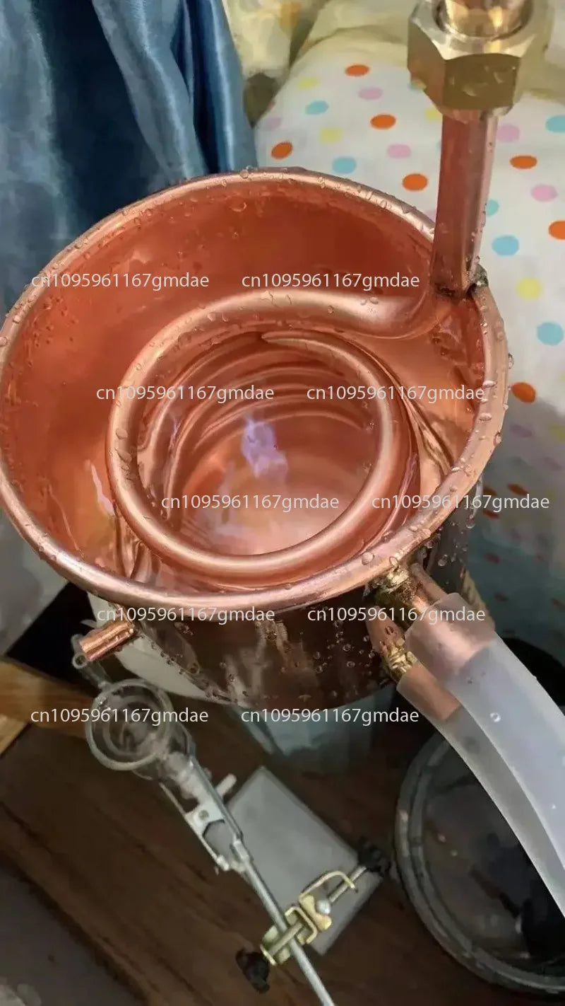 Cobre todavía para uso doméstico; dispositivo de destilación pequeño y antiguo con 2 litros; bomba de agua y tubería incluidos.