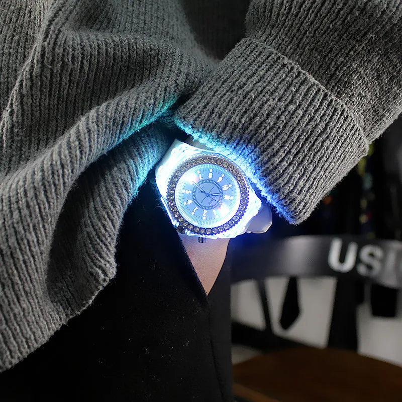 Relojes luminosos con destellos de luz LED para mujeres, hombres, niños y niñas, reloj de pulsera de silicona, reloj de diamantes de imitación a la moda, reloj para niños, reloj Saati