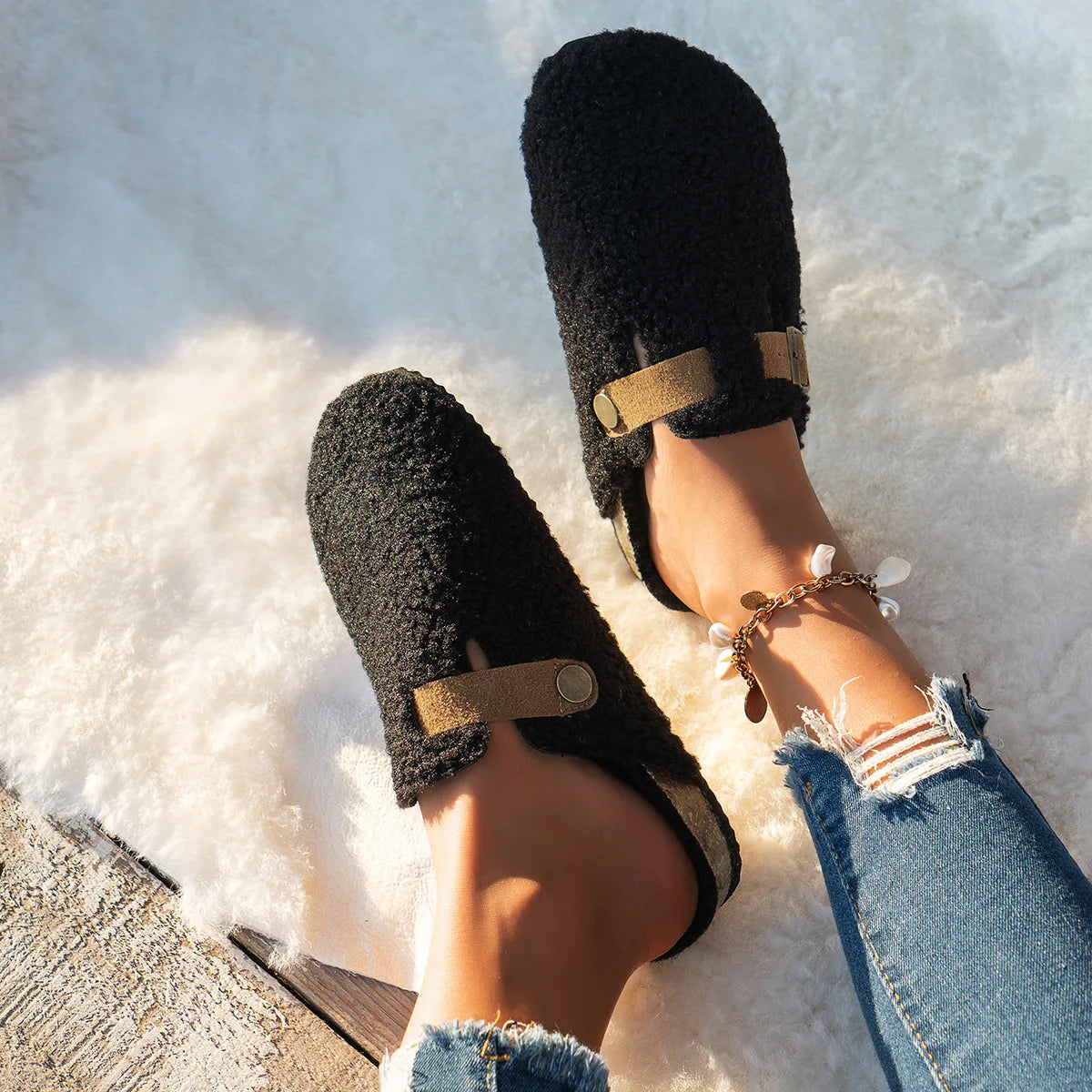Zapatillas de mujer, zapatos de piel para mujer, novedad de invierno, zapatos planos con hebilla, plataforma para caminar, chanclas de felpa para mujer, botas interiores cálidas informales para mujer