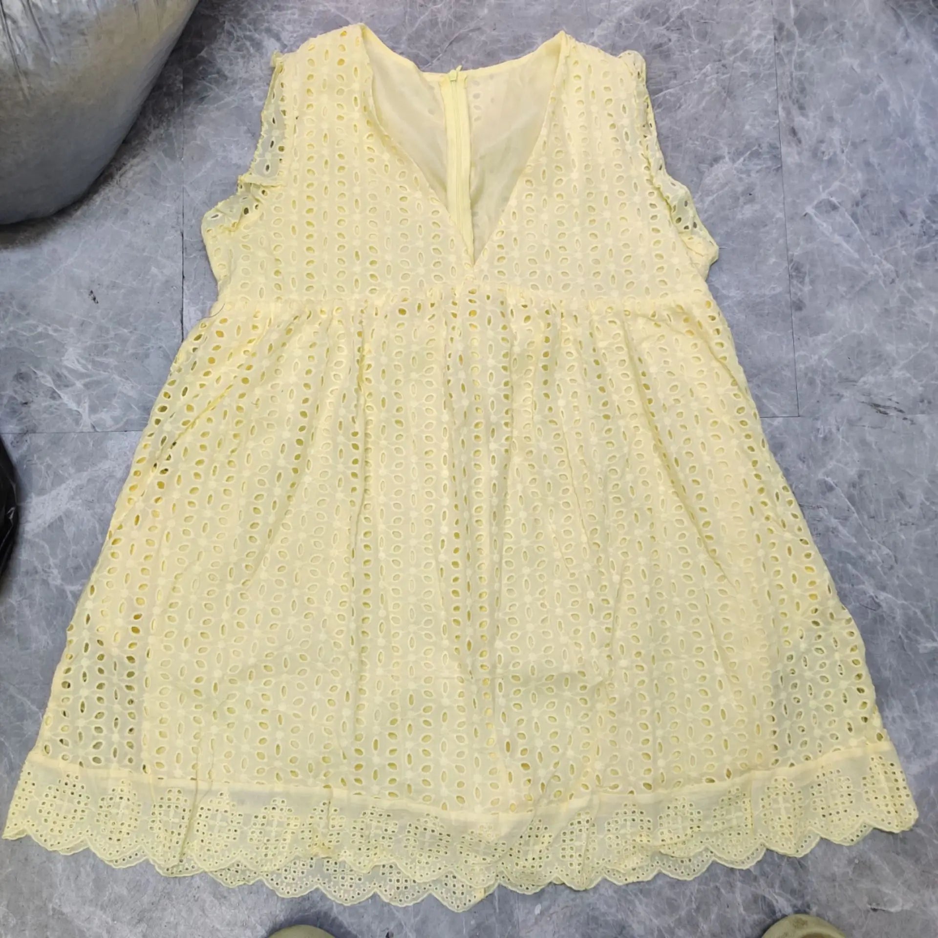 Nuevo temperamento de moda de verano para mujer, vestido informal y sexy con cuello en V hueco de jacquard de encaje de color sólido para ir al trabajo