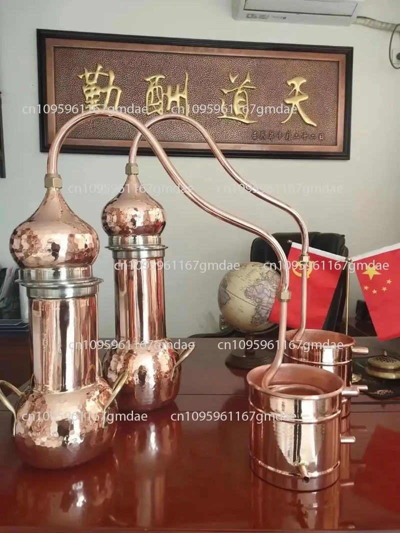Cobre todavía para uso doméstico; dispositivo de destilación pequeño y antiguo con 2 litros; bomba de agua y tubería incluidos.