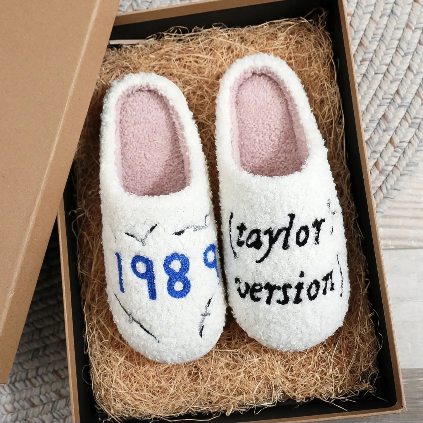Music Idol 1989 Taylor Letter bordado relleno hogar suela gruesa piel a cuadros zapatillas de algodón lindo cálido antideslizante zapatillas de interior regalo para amigos