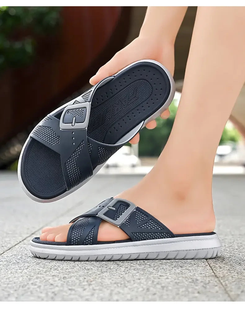 Chanclas transpirables de verano para hombre, zapatillas ligeras de secado rápido, cómodas chanclas para interiores y exteriores, zapatos de playa impermeables
