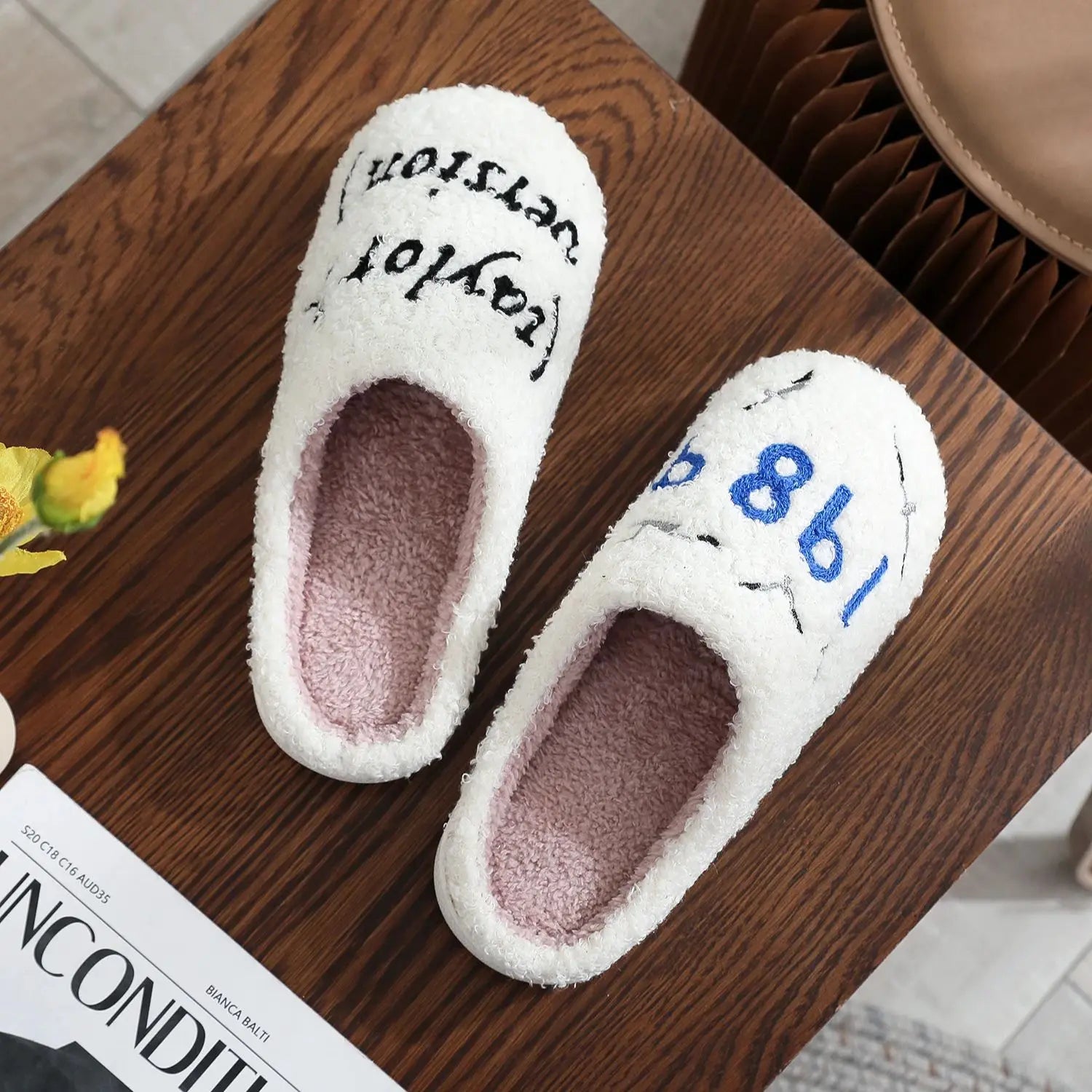 Music Idol 1989 Taylor Letter bordado relleno hogar suela gruesa piel a cuadros zapatillas de algodón lindo cálido antideslizante zapatillas de interior regalo para amigos