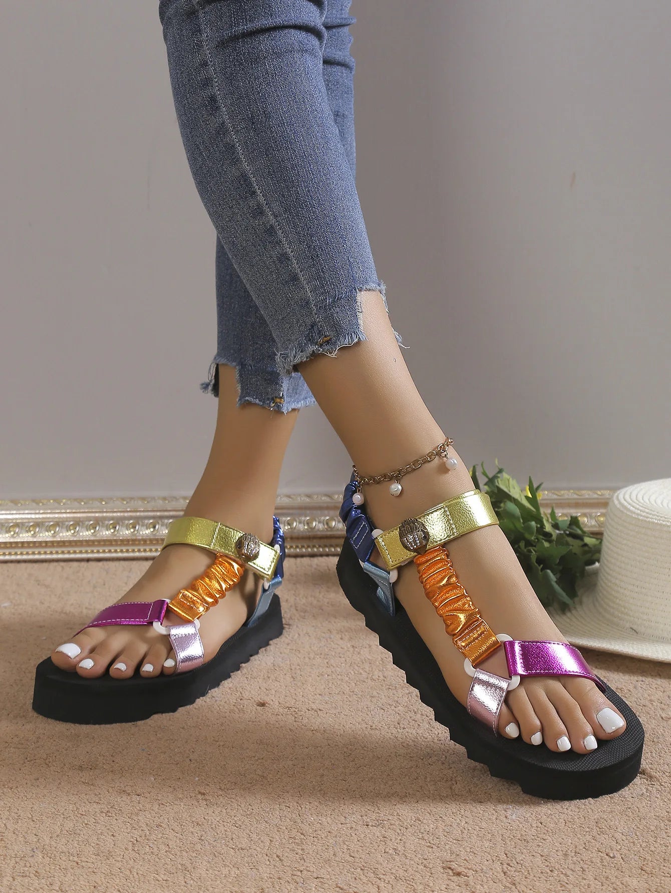 Nuevas sandalias de verano para Mujer, zapatos planos informales ligeros de Color para Mujer, sandalias informales de playa al aire libre a la moda 2025, Zapatillas para Mujer