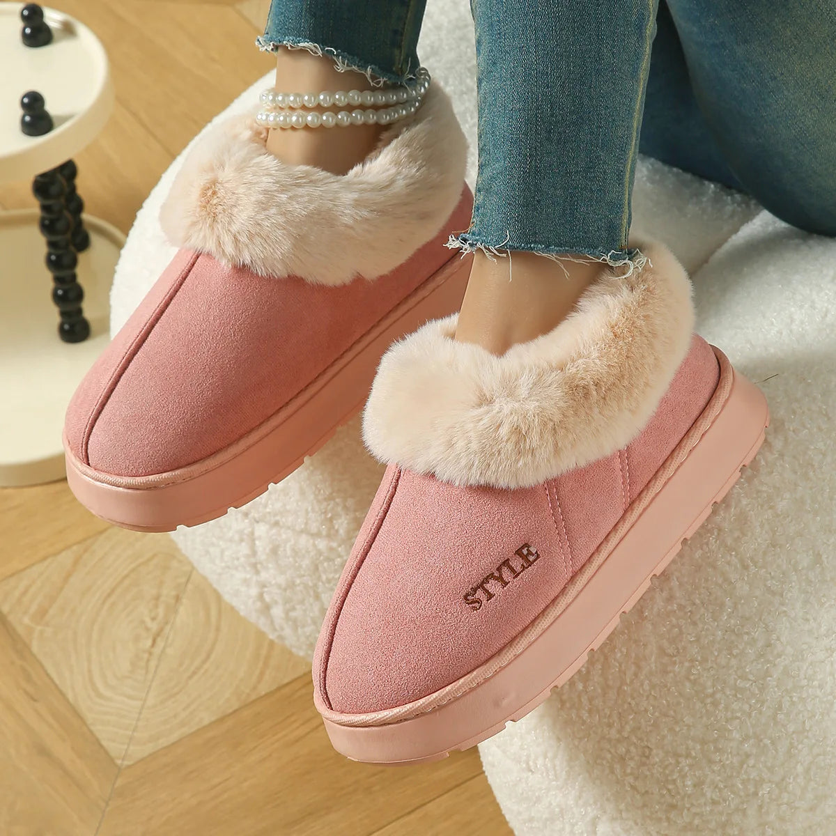 2025 botas de invierno de piel sintética rosa para el hogar para mujer nuevas botas cortas de nieve de gamuza sintética zapatos acolchados cálidos de fondo grueso antideslizantes de felpa para mujer