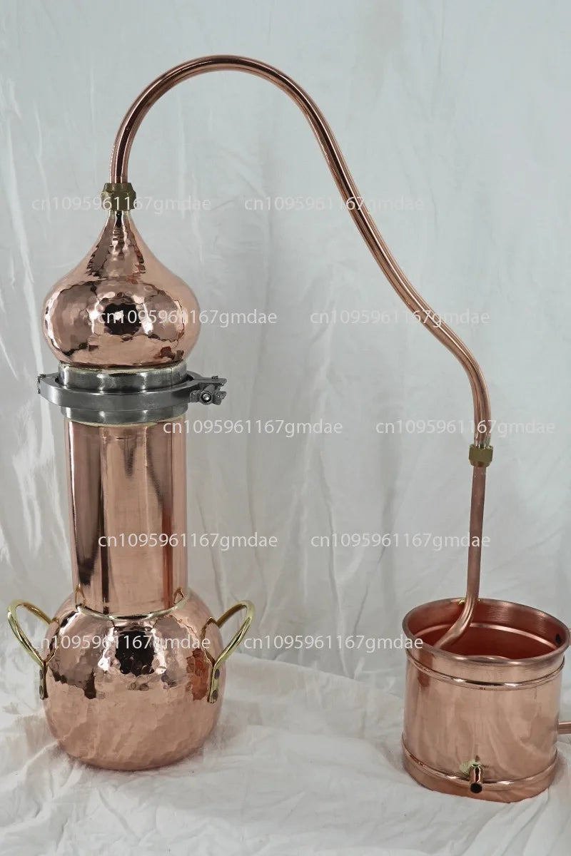 Cobre todavía para uso doméstico; dispositivo de destilación pequeño y antiguo con 2 litros; bomba de agua y tubería incluidos.