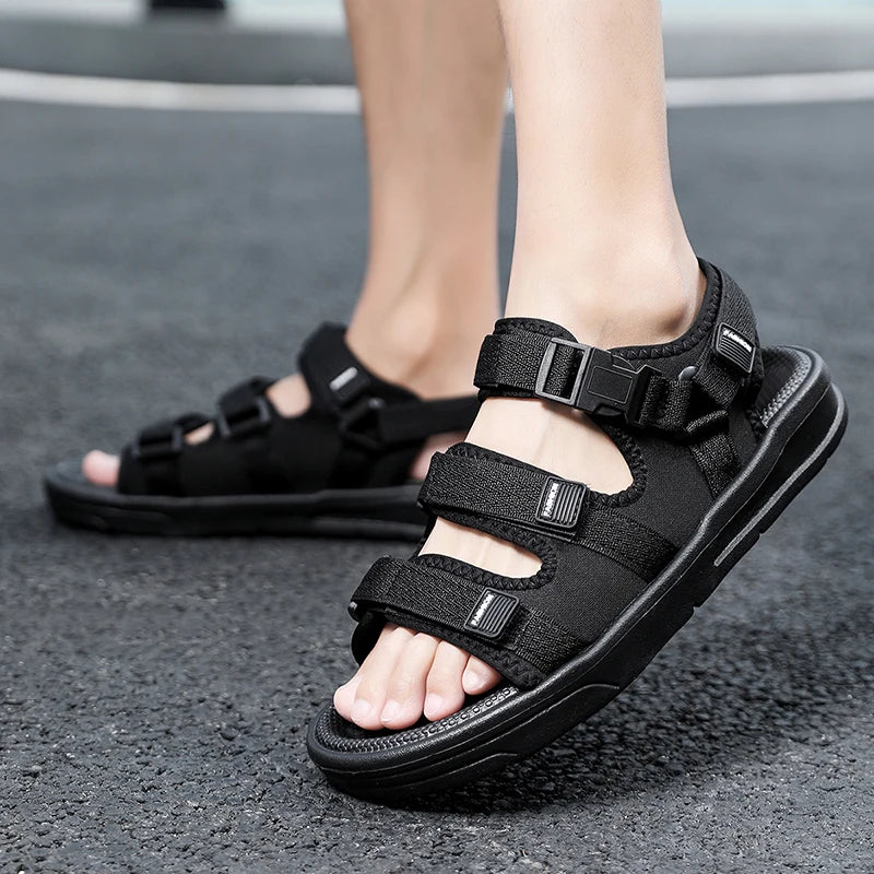 Un par de sandalias transpirables simples y modernas para verano, resistentes al desgaste, ligeras, informales, listas para la playa, zapatos versátiles para conducir para hombres
