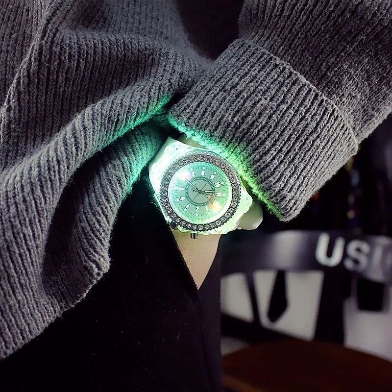 Relojes luminosos con destellos de luz LED para mujeres, hombres, niños y niñas, reloj de pulsera de silicona, reloj de diamantes de imitación a la moda, reloj para niños, reloj Saati