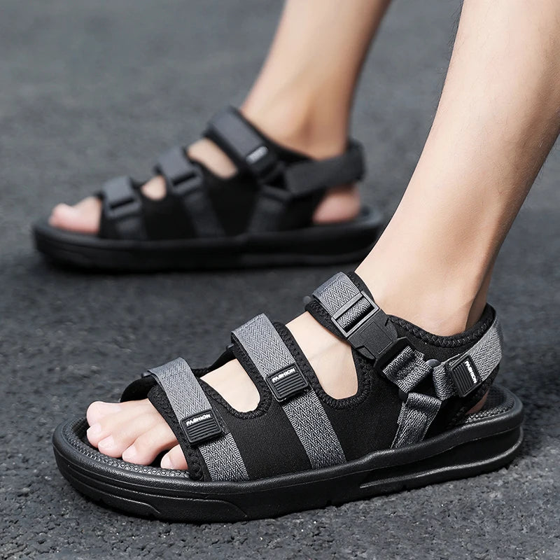 Un par de sandalias transpirables simples y modernas para verano, resistentes al desgaste, ligeras, informales, listas para la playa, zapatos versátiles para conducir para hombres