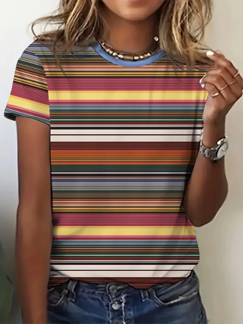 Mantén tu look adorable sin esfuerzo con esta camiseta suave con estampado de margaritas. Base azul claro con margaritas blancas, cuello redondo, manga corta, transpirable, c