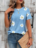 Mantén tu look adorable sin esfuerzo con esta camiseta suave con estampado de margaritas. Base azul claro con margaritas blancas, cuello redondo, manga corta, transpirable, c