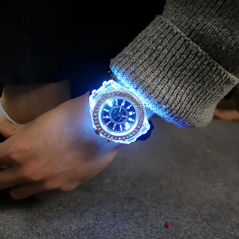 Relojes luminosos con destellos de luz LED para mujeres, hombres, niños y niñas, reloj de pulsera de silicona, reloj de diamantes de imitación a la moda, reloj para niños, reloj Saati