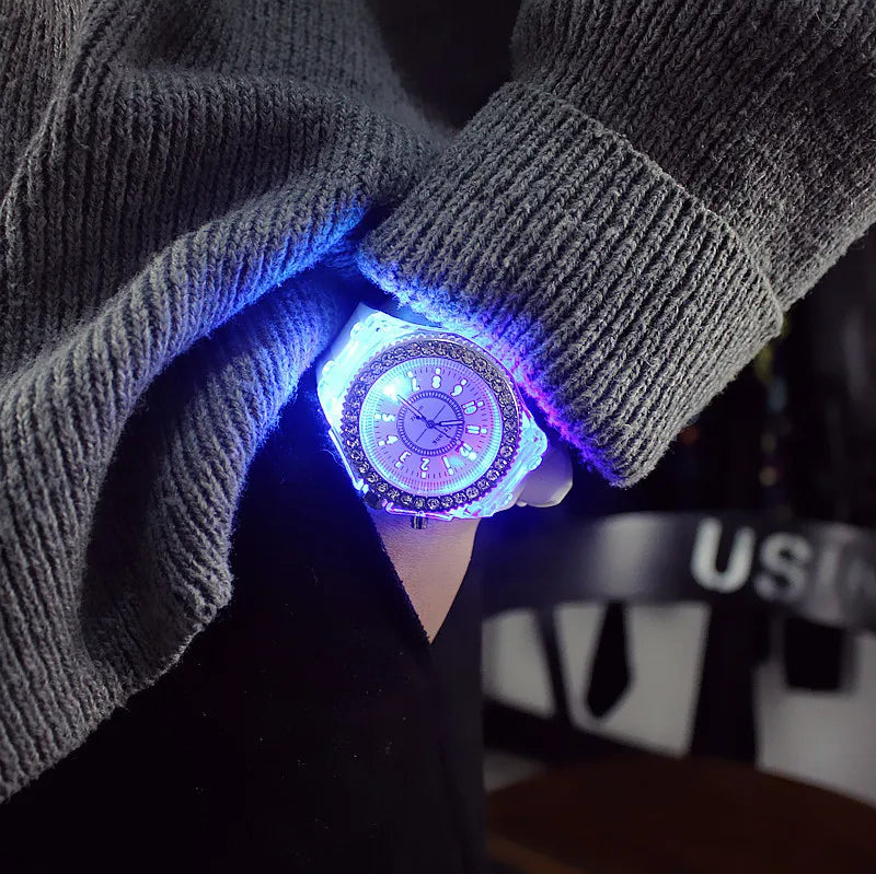 Relojes luminosos con destellos de luz LED para mujeres, hombres, niños y niñas, reloj de pulsera de silicona, reloj de diamantes de imitación a la moda, reloj para niños, reloj Saati