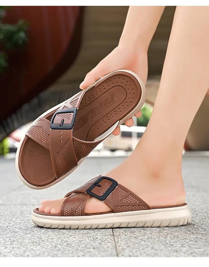 Chanclas transpirables de verano para hombre, zapatillas ligeras de secado rápido, cómodas chanclas para interiores y exteriores, zapatos de playa impermeables