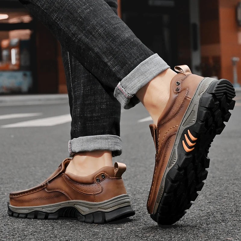 Mocasines de cuero de estilo Retro para hombre, zapatos informales cómodos, calzado transpirable para conducir, mocasines, calzado para viajes, escalar y acampar
