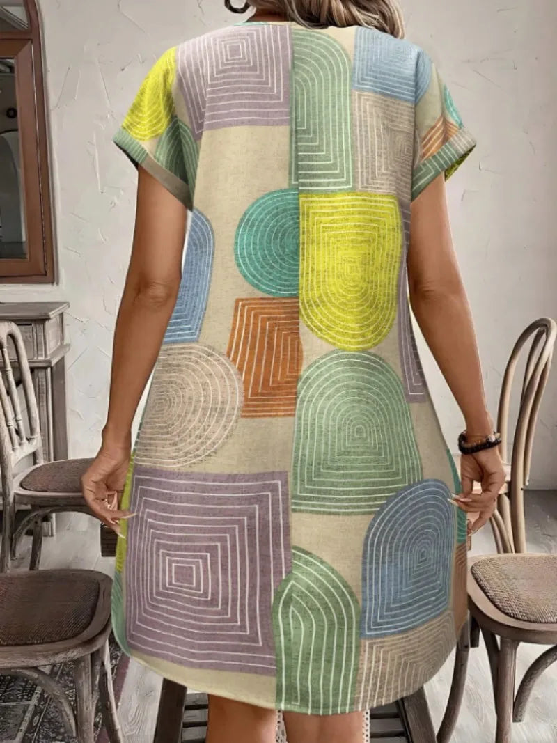 Vestido ajustado hasta la rodilla con estampado geométrico de bloques de color, cuello en V y botones